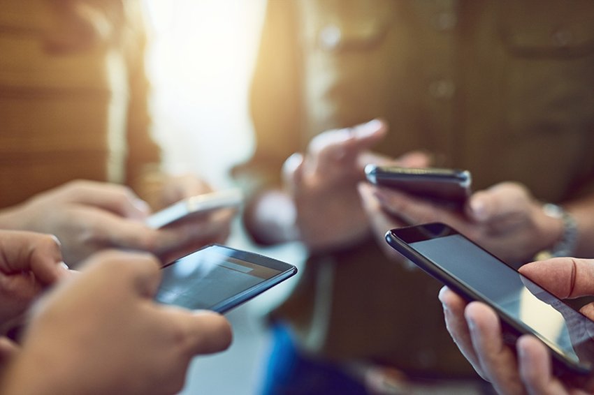 Groupe de personnes utilisant des smartphones de façon synchronisée. 